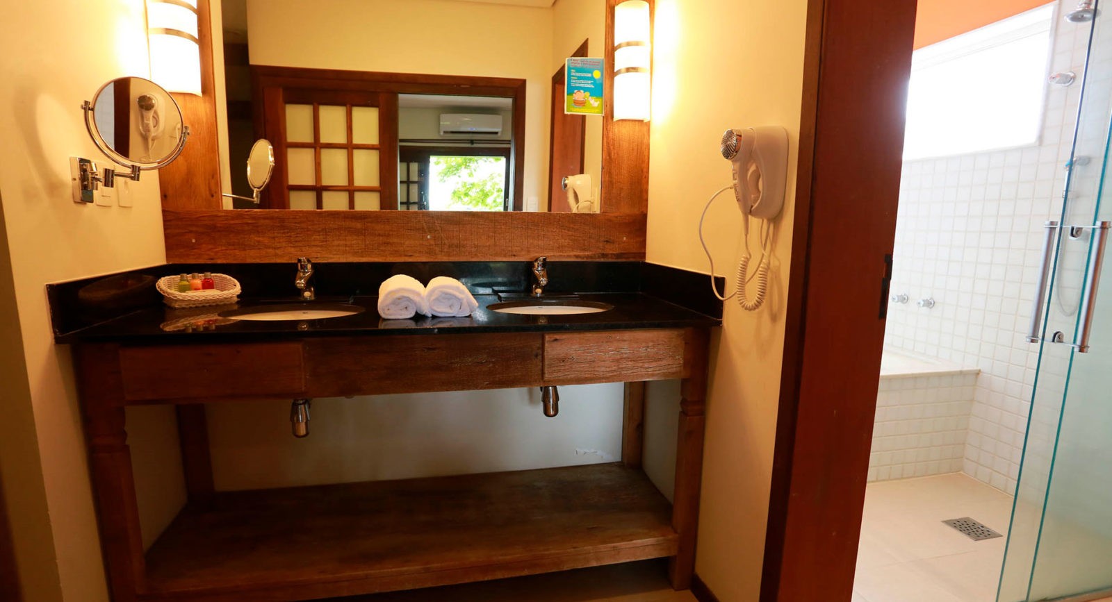 banheiro suites hotel fazenda mazzaropi - Suítes